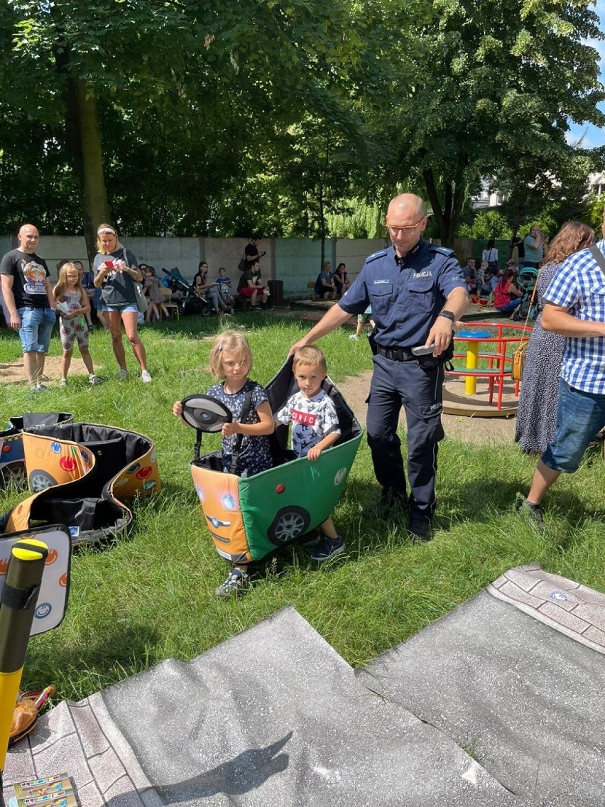 Policjanci ze Zduńskiej Woli o bezpieczeństwie na wakacjach ZDJĘCIA