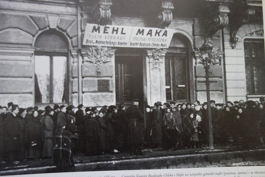 W czasie I wojny światowej mieszkańcy Łodzi cierpieli głód....
