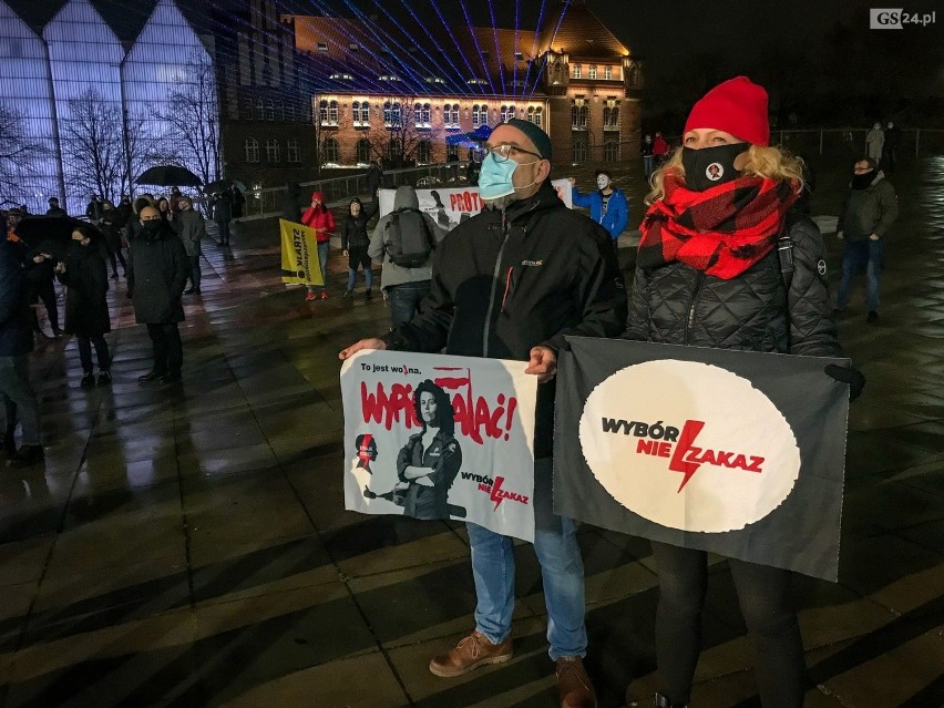 Demonstracja na pl. Solidarności w Szczecinie. Protesty nie ustają - 6.11.2020