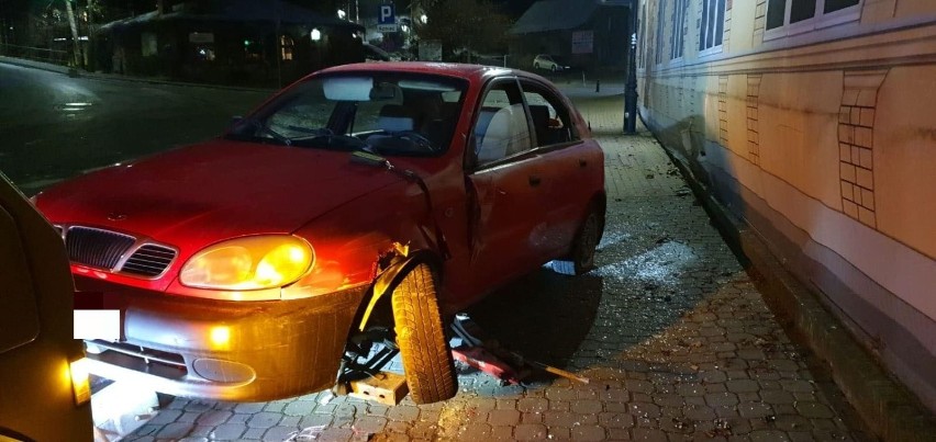 Wypadek w Głuchołazach. Kierowca lanosa wjechał w mur kamienicy