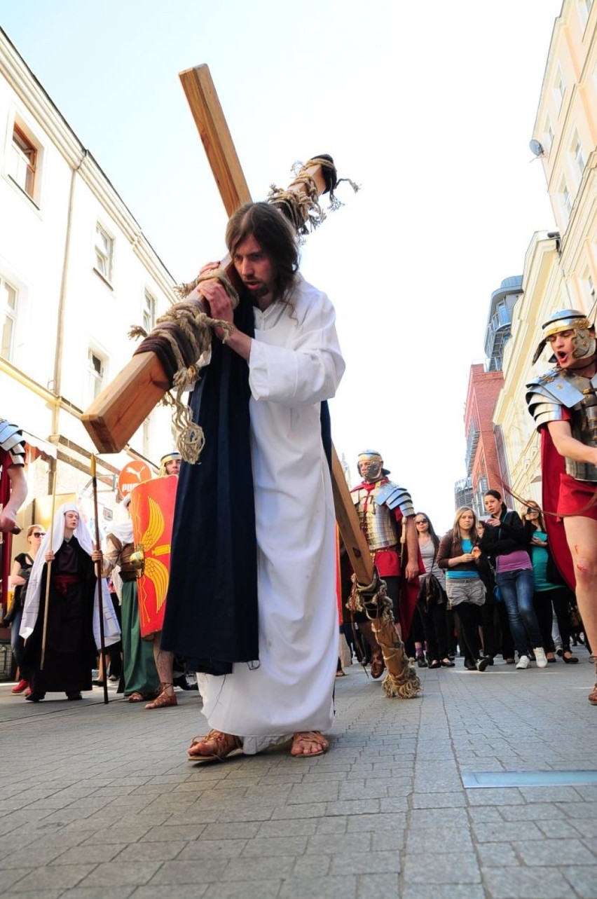 Jezus na ulicach Poznania niosący krzyż, tłum ludzi i...