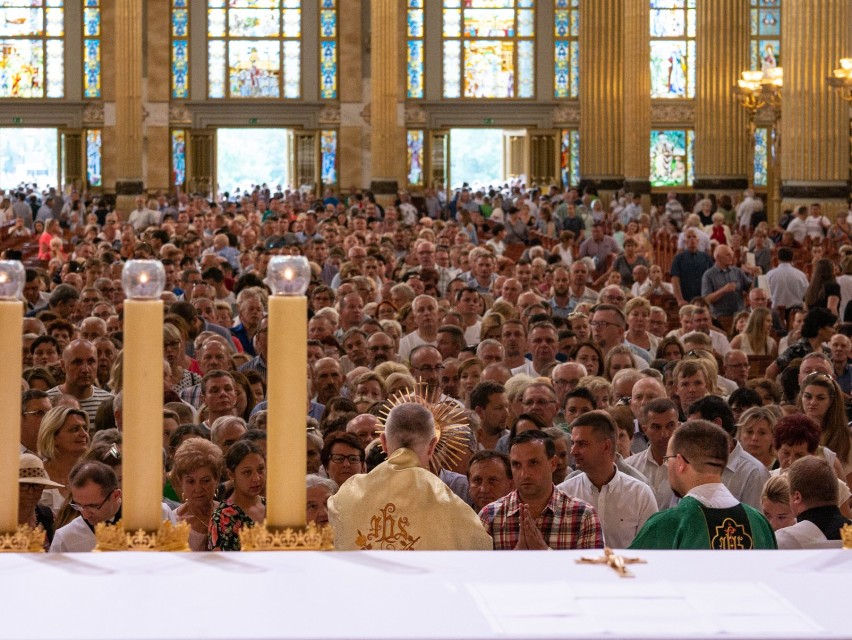 Cztery tysiące wiernych zawierzyło 11 sierpnia swoich najbliższych w  Sanktuarium Matki Bożej Licheńskie .
