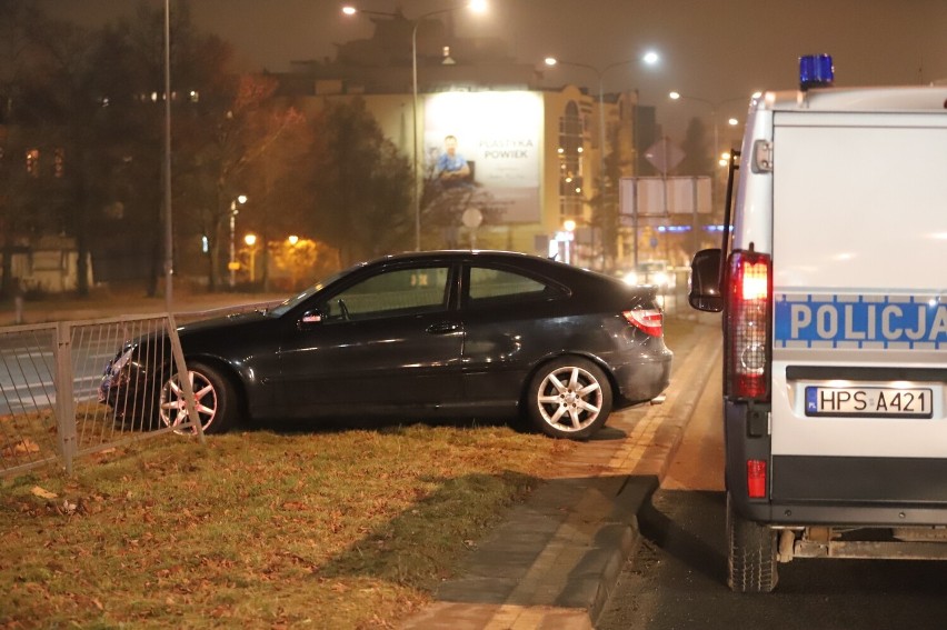 Zderzenie w centrum Kielc. Mercedes uderzył w barierki - zobacz zdjęcia