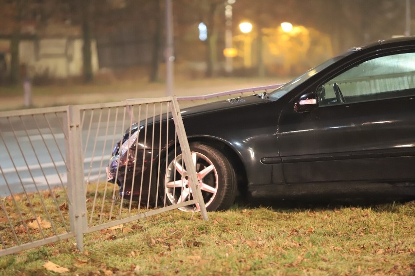 Zderzenie w centrum Kielc. Mercedes uderzył w barierki - zobacz zdjęcia