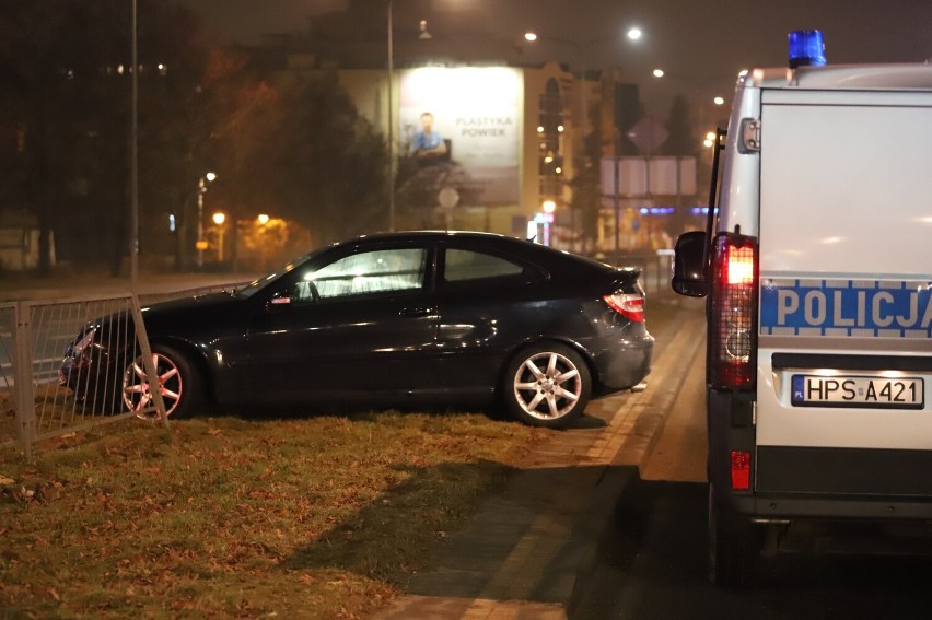 Zderzenie w centrum Kielc. Mercedes uderzył w barierki - zobacz zdjęcia