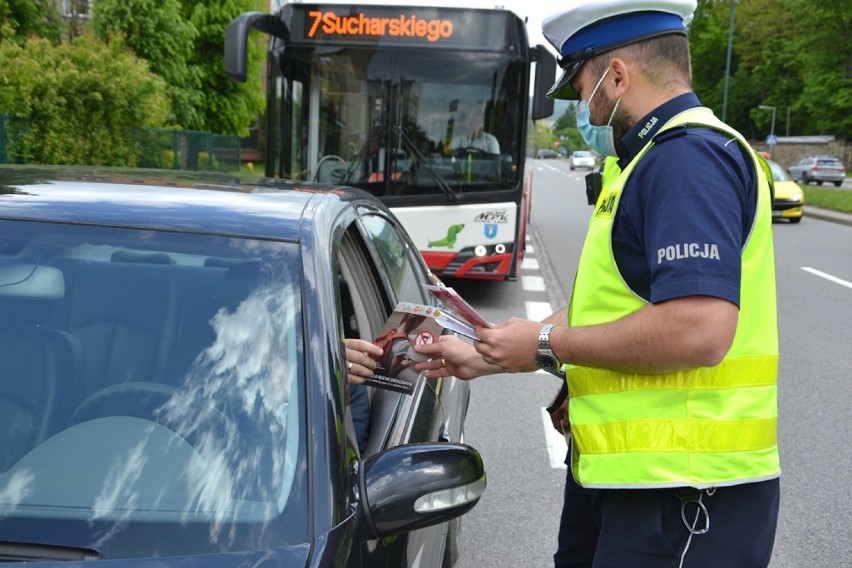 Nowy Sącz. Policjanci przypominają o nowych przepisach w zakresie ruchu drogowego [ZDJĘCIA]