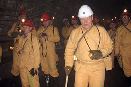Grzegorz Pawłaszek na dole w kopalni.