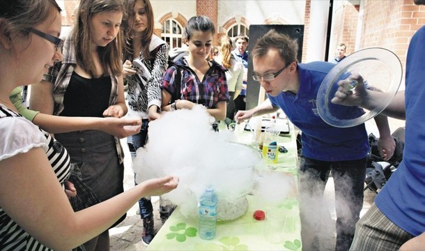 W poprzednich latach tłumy młodzieży przychodziły na uczelnie, aby oglądać spektakularne eksperymenty naukowe