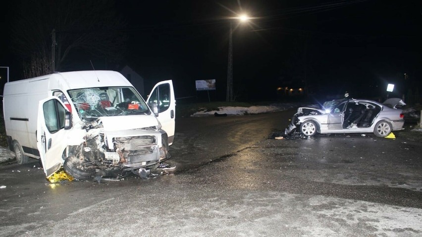 Wypadek w Janowicach pod Limanową. Są ranni, a jedna osoba była zakleszczona w pojeździe. Na miejscu LPR. Droga była zablokowana 