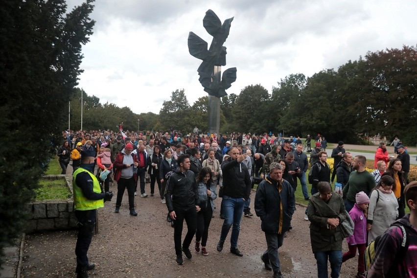 Kolejny protest antycovidowców w Szczecinie. Setki osób przeszły przez miasto - 10.10.2020