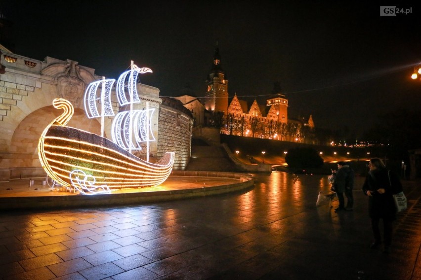 Piękna świecąca łódź zacumowała w Szczecinie na święta [zdjęcia, wideo]