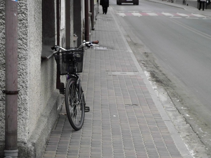 Rowery na bardzo wąskich chodnikach, ulicy Senatorskiej