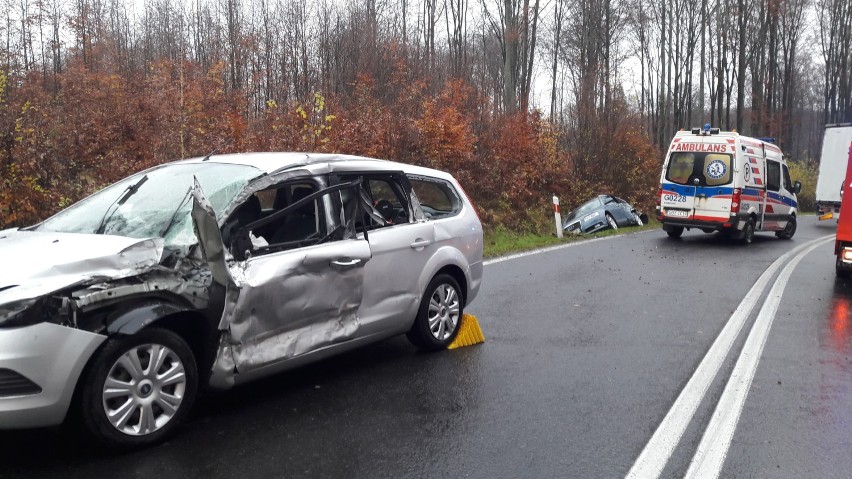 Kolejny wypadek na krętej drodze między Przęsinem a Zadrami (FOTO)