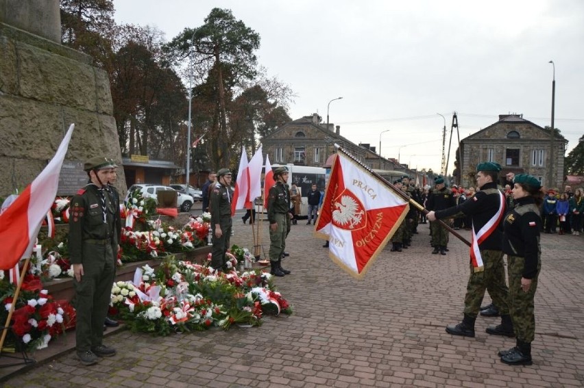 Uroczystości Narodowego Dnia Niepodległości pod pomnikiem Bojowników o Niepodległość w Skarżysku-Kamiennej. Zobacz zdjęcia