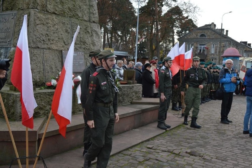 Uroczystości Narodowego Dnia Niepodległości pod pomnikiem Bojowników o Niepodległość w Skarżysku-Kamiennej. Zobacz zdjęcia