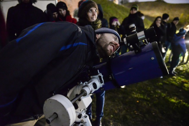 14.11.2016 gdansk
centrum hewelianum w gdansku . astronomiczne obserwacje ksiezyca przez teleskop
na zdjeciu ogladanie ksiezyca przez teleskop
fot. przemyslaw swiderski / polska press / dziennik baltycki