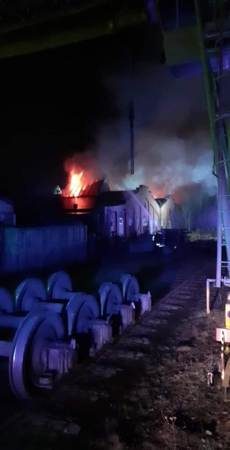 Pożar w Gliwicach [ZDJĘCIA]. Płonęły hale zakładów kolejowych, strażacy zapobiegli tragedii NOWE FAKTY.