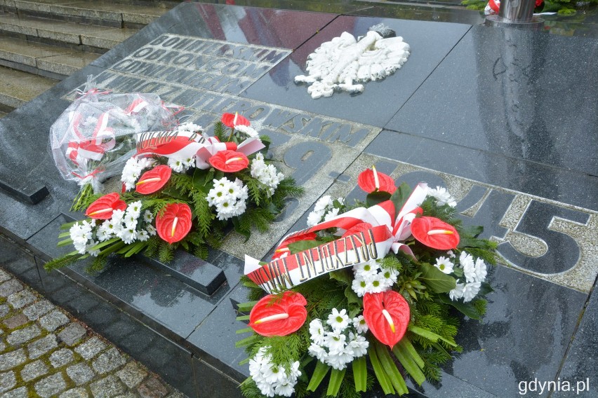Rocznica zakończenia II wojny światowej. Kwiaty i wojskowa asysta na cmentarzu w Redłowie. 8.05.2021