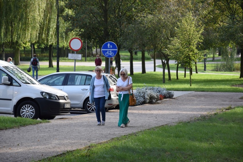 Czy to już ostatnia taka ciepła niedziela w parku miejskim w...