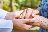 Jak rozpoznać wczesne objawy choroby Parkinsona? Te pierwsze symptomy widać już nawet w średnim wieku! Na co zwrócić uwagę?