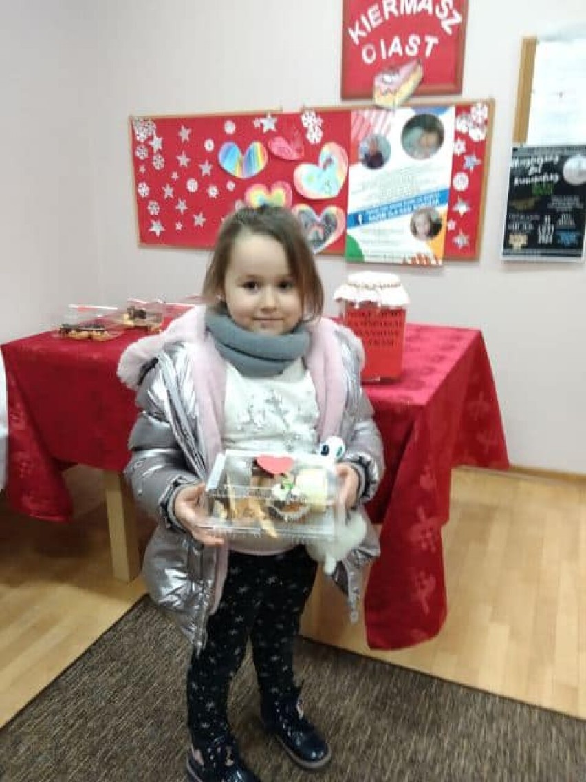 Kiermasz ciast dla Kasi Sobczak w przedszkolu w Tymienicach