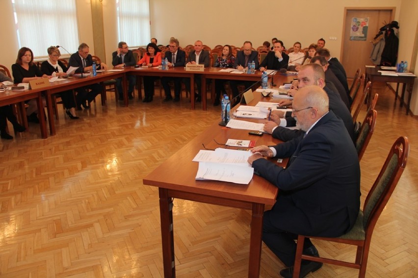 Sesja rady miejskiej w Sycowie. Nowe składy komisji i wynagrodzenie dla burmistrza