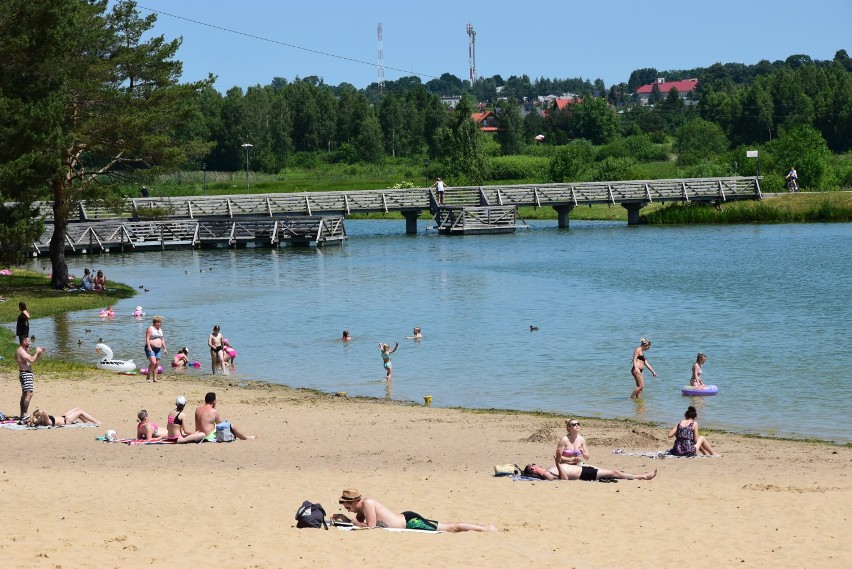 Zalew w Janowie Lubelskim. Mieszkańcy korzystają ze słonecznej pogody (ZDJĘCIA)