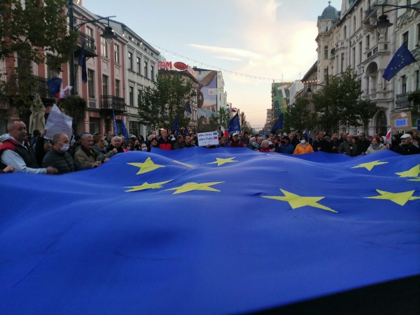 Kilkaset osób wzięło udział w niedzielnej prounijnej...