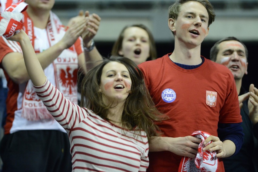 Kibice wspierają polskich siatkarzy podczas turnieju w...