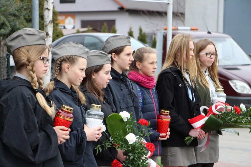 Szamotuły. Kwiaty pod pomnikiem generała Maczka w 127 rocznicę urodzin