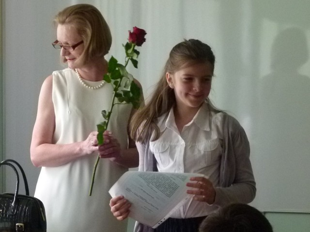 Natalia Drabik odbiera świadectwo szkolne z rąk  Grażyny Świech, wychowawczyni klasy IIIa