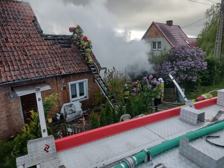 OSP Postolin. Pracowity początek dnia: strażacy gasili pożar garażu i budynku mieszkalnego