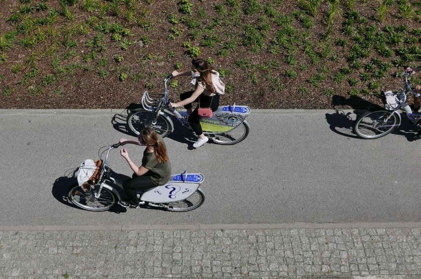 Warszawa korzysta z pięknej pogody. Zapomnieliśmy o niebezpieczeństwie pandemii? [ZDJĘCIA]