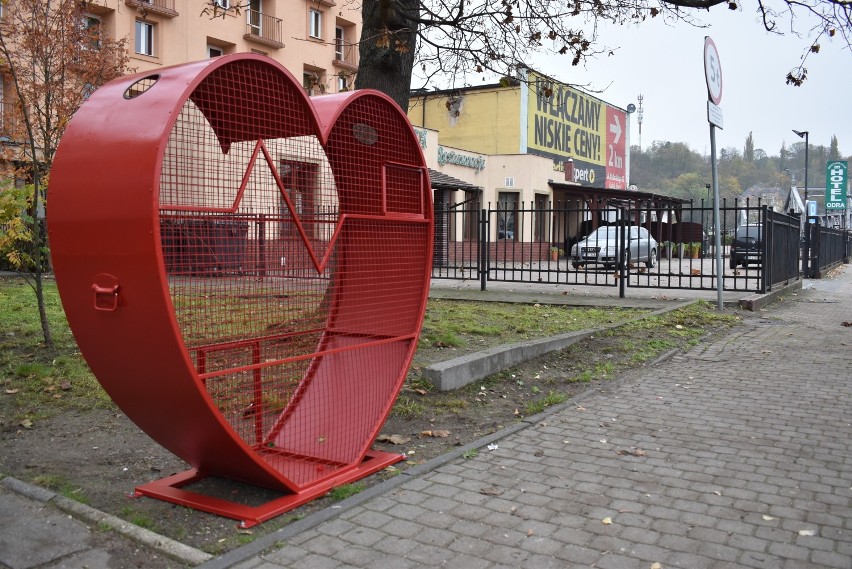 W Krośnie Odrzańskim pojemniki na nakrętki w kształcie serca...