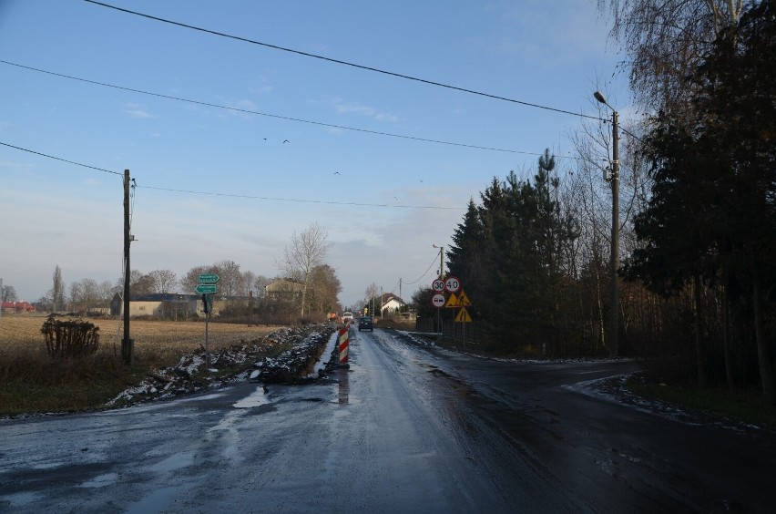 Dwie drogowe inwestycje ruszyły w gminie Błaszki. Przebudowa powiatowej drogi i budowa obwodnicy ZDJĘCIA