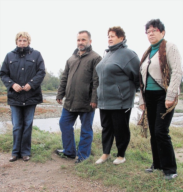 Sołtys Zasola - Zofia Wójcik  (pierwsza z prawej) codziennie z niepokojem obserwuje rzekę