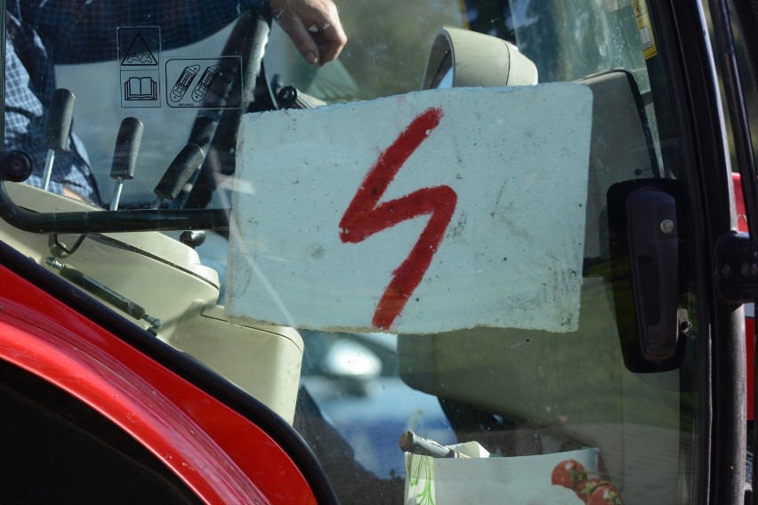 Grudziądz. Protest rolników na drogach Grudziądza i powiatu grudziądzkiego. "Rolnikom wbito nóż w plecy" [zdjęcia, wideo]