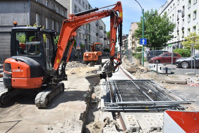 Trwają prace na Małachowskiego. Pracownicy Silesia Invest układają nowe płyty pod torowisko. Część ulicy przemieniona zostanie w deptak.