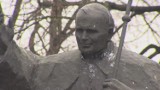 Zniszczono pomnik Jana Pawła II. Policja prosi o pomoc