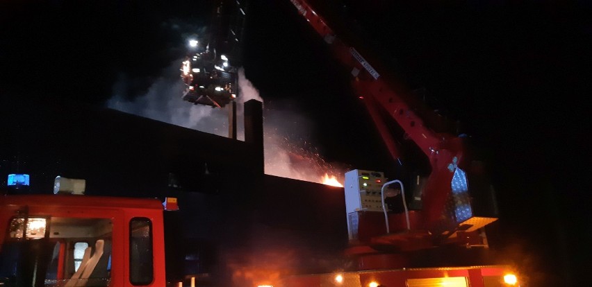 Pożar suszarni drewna w gminie Pątnów. Z ogniem walczyło 14 zastępów straży [FOTO]