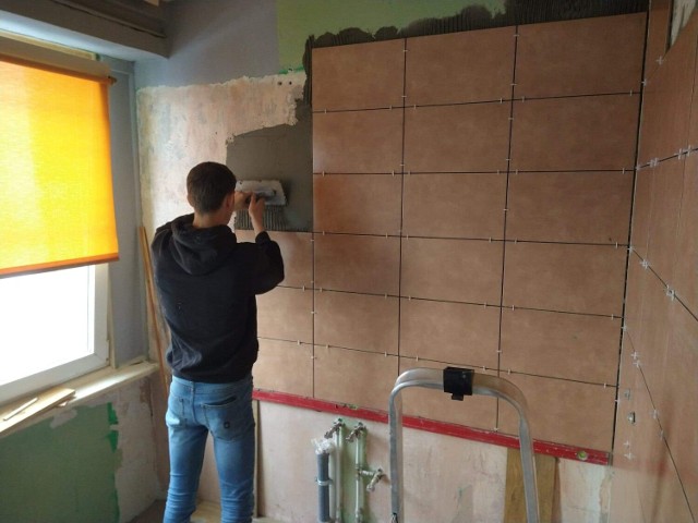 Uczniowie Centrum Kształcenia Zawodowego w Bełchatowie stworzyli kącik sanitarny w mieszkaniu bełchatowianki