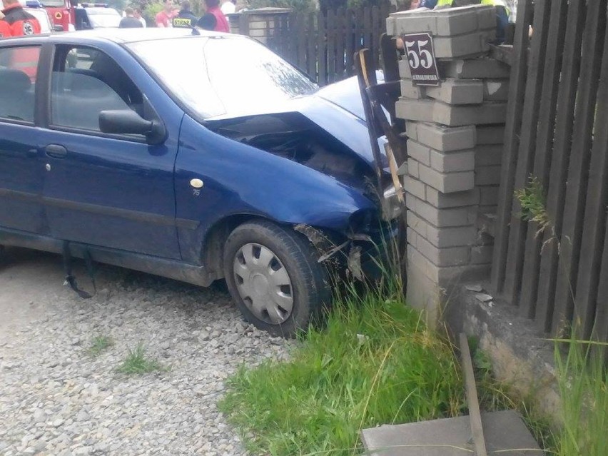 Wypadek w Gilowicach na ul. Krakowskiej. Samochód uderzył w płot. Cztery osoby ranne