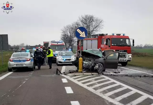 Dorohucza. Poważny wypadek na trasie Piaski – Chełm. Droga jest całkowicie zablokowana