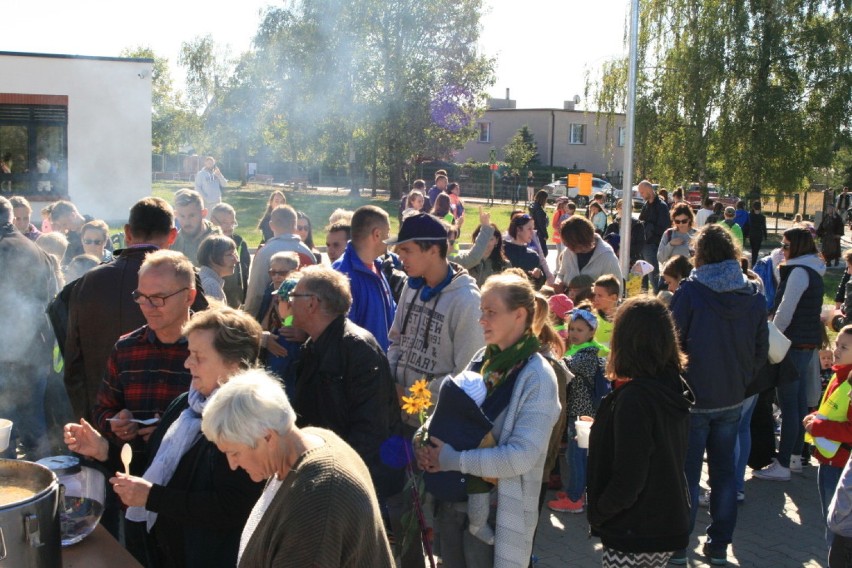 Jesienny eko-rajd w Biskupicach dla uczniów. Zwiedzali szkołę i brali udział w konkurencjach 