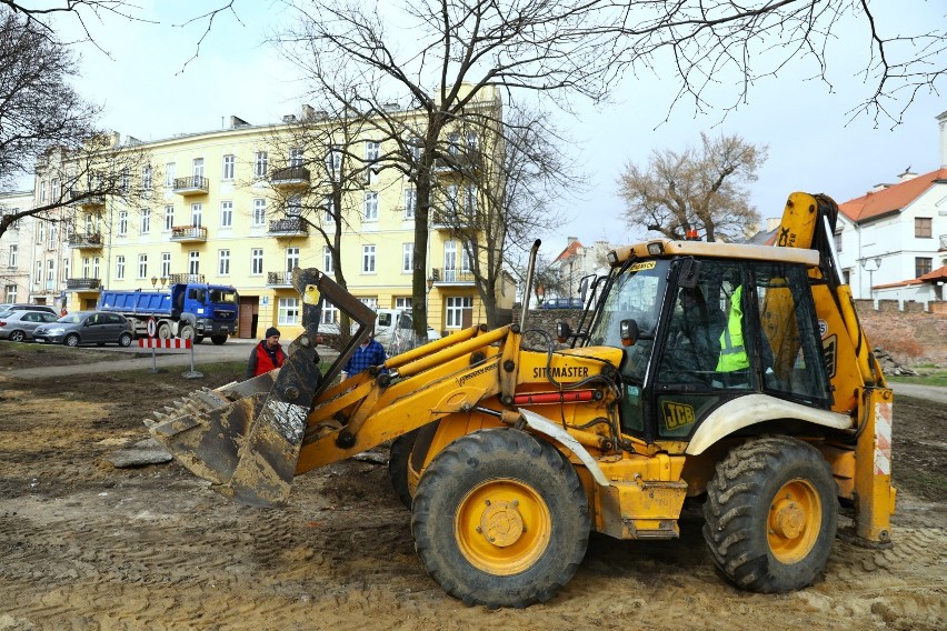 Rozbiórka placu zabaw na placu Niepodległości w Piotrkowie