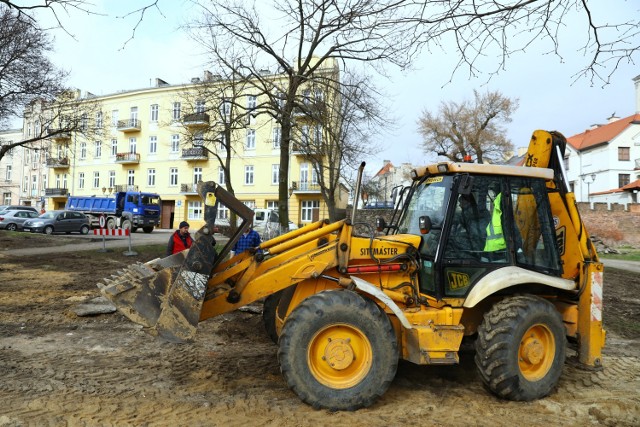 Rozbiórka placu zabaw na placu Niepodległości w Piotrkowie