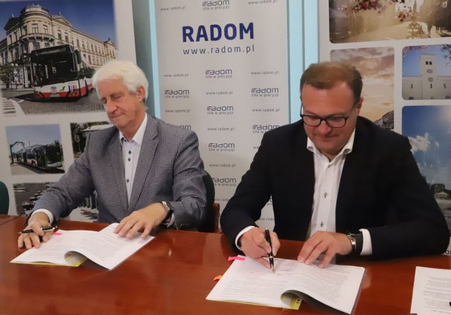 Umowę dotyczącą powierzenia świadczenia usług przewozu podpisali prezydent Radomia Radosław Witkowski (z prawej) i prezes MPK Krzysztof Zalibowski.