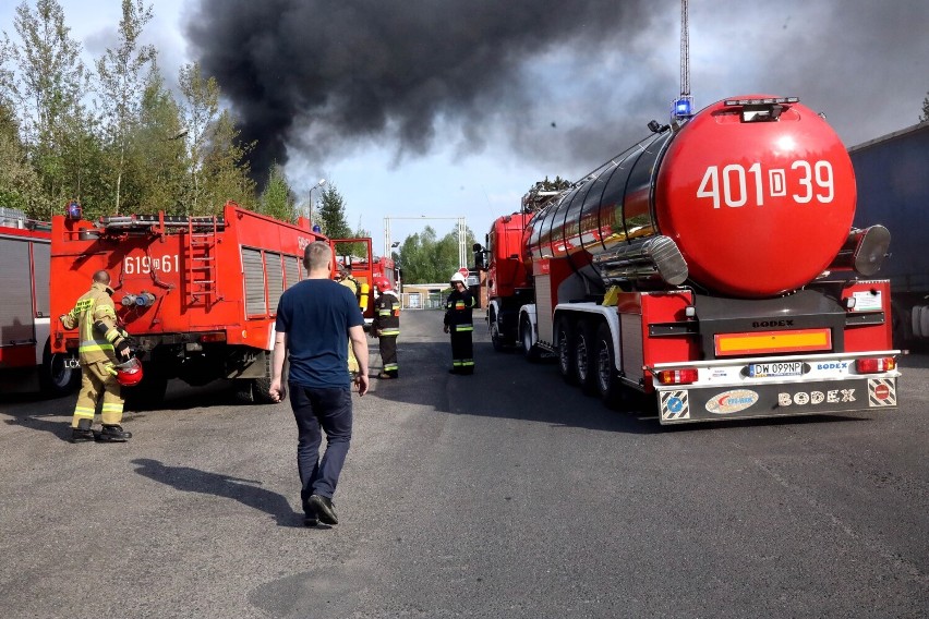 Ogromny pożar w zakładzie utylizacji opon w Wilkowie! Jedna osoba jest ranna
