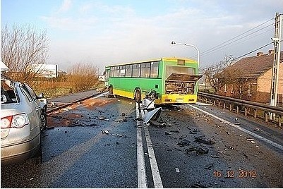 Wypadek autobusu w Mikołowie na drodze krajowej nr 44. Jedna osoba nie żyje