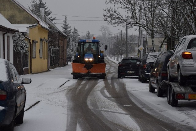 Za nami pierwsze opady śniegu w Zduńskiej Woli, co może zwiastować szybkie nadejście zimy. Zduńskowolski samorząd miejski  jest do tego przygotowany